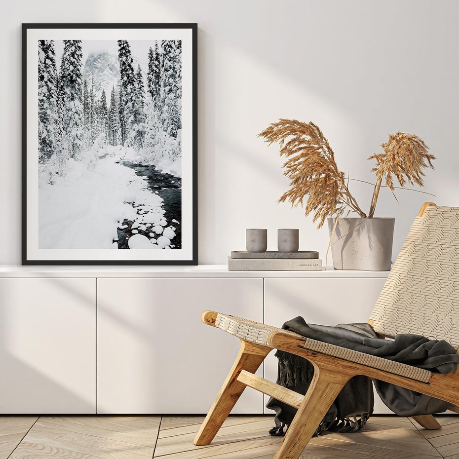 Plakat w ramie 30x40 - Spokój Zimowego Lasu w Górach - zima w lesie, w górach - rama czarna