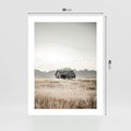 Plakat bez ramy 30x40 - Wiejska Idylla - stary drewniany dom w polu suchej trawy, fotografia