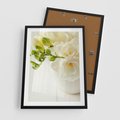 Plakat w ramie 50x70 - Subtelność białych frezji - frezja, białe - rama czarna