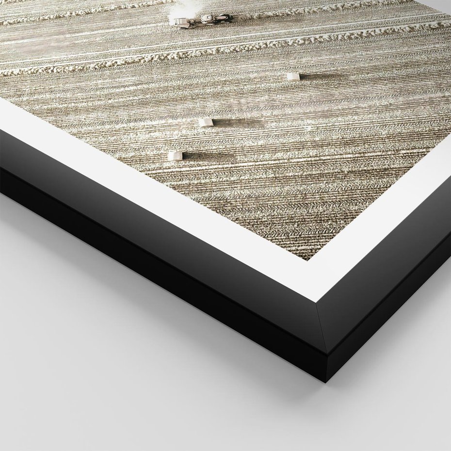 Plakat w ramie 40x50 - Pole i Żniwa na Malowniczym Zdjęciu - pole, traktor - rama czarna