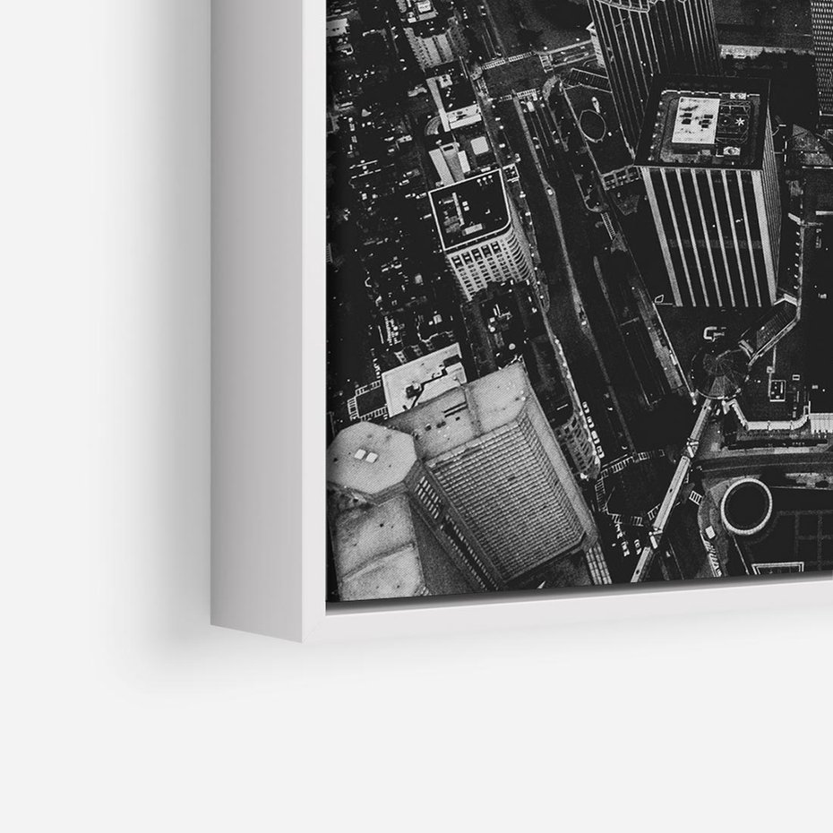 Obraz w ramie 80x80 - Kontrastujące miasto - miasto, biało - rama biała