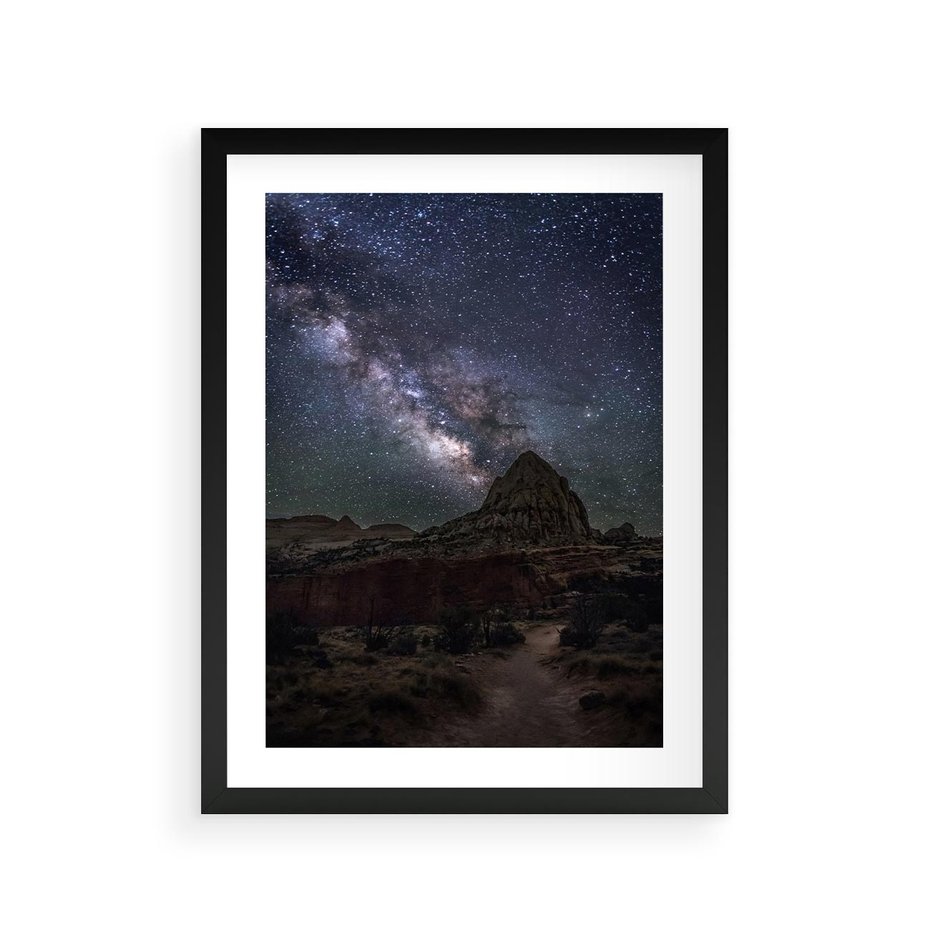 Plakat w ramie 30x40 - Gwiaździsta Noc na Pustyni - noc na pustyni, gwiździste niebo - rama czarna