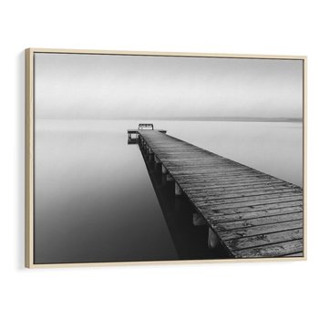 Obraz w ramie 120x80 - Mglista Perspektywa - czarno biała fotografia, drewniany pomost na jeziorze - rama drewno
