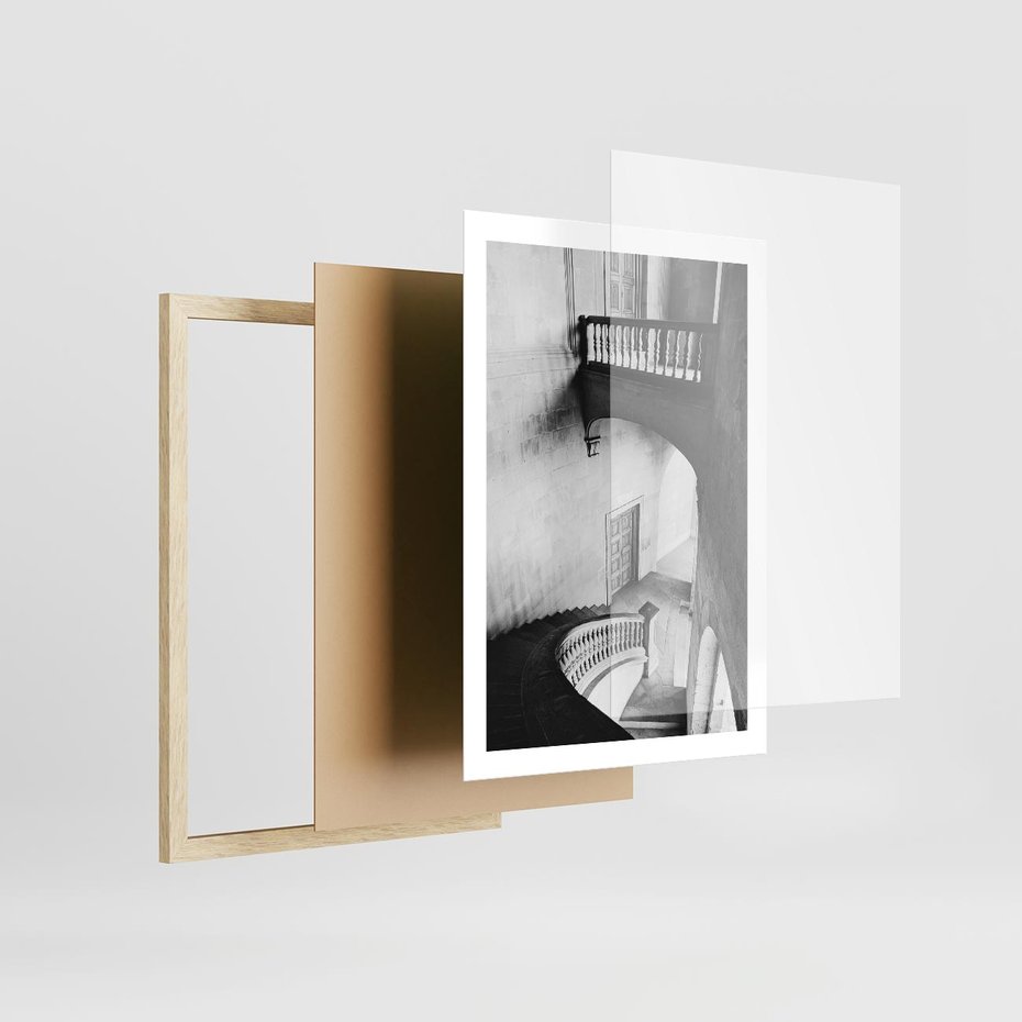 Plakat w ramie 50x70 - Po Schodach w Dół - czarno białą fotgrafia, zakręcone schody w starek kamienicy - rama drewno