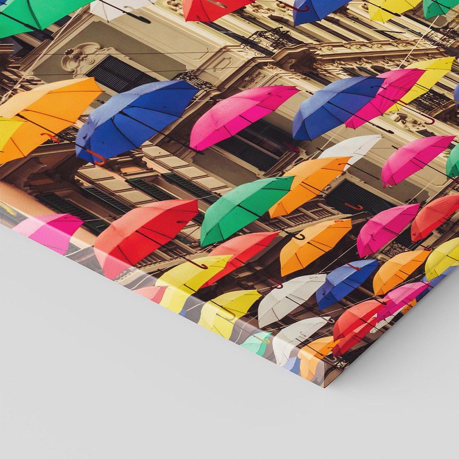 Obraz na płótnie 40x40 - Barwna symfonia wyobraźni - fotografia, kolorowe parasolki podwieszone nad ulicą