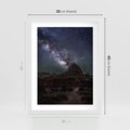 Plakat w ramie 30x40 - Gwiaździsta Noc na Pustyni - noc na pustyni, gwiździste niebo - rama biała