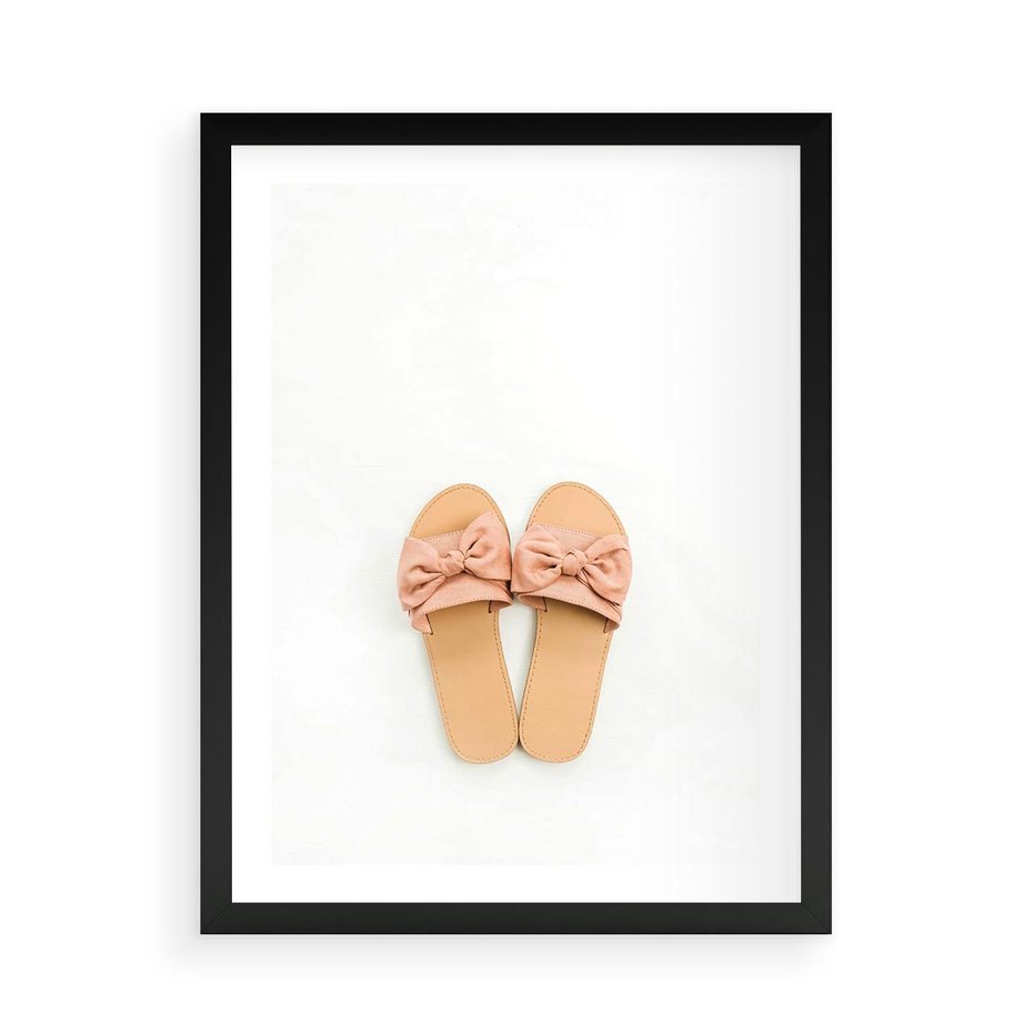 Plakat w ramie 50x70 - Minimalistyczna Moda: Klapki na Białym Tle - klapki, minimalizm - rama czarna