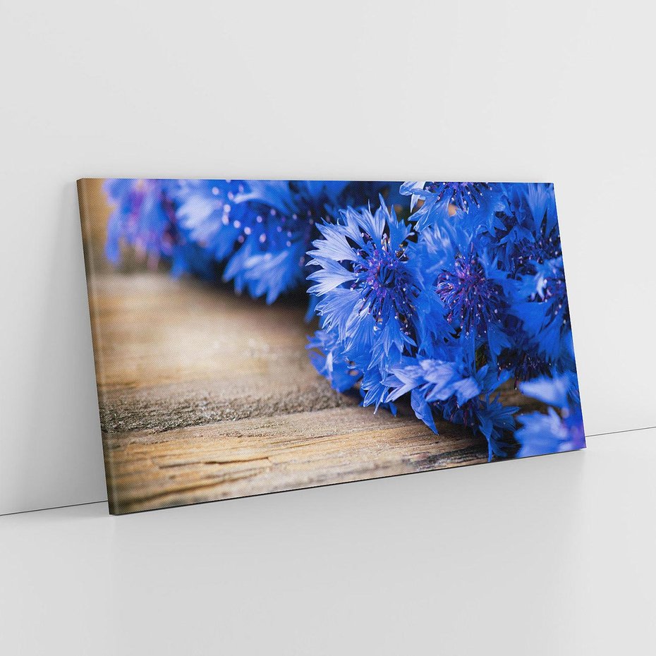 Obraz na płótnie 140x70 - Kwiatowy niebieski: Subtelność natury - kwiaty, niebieski