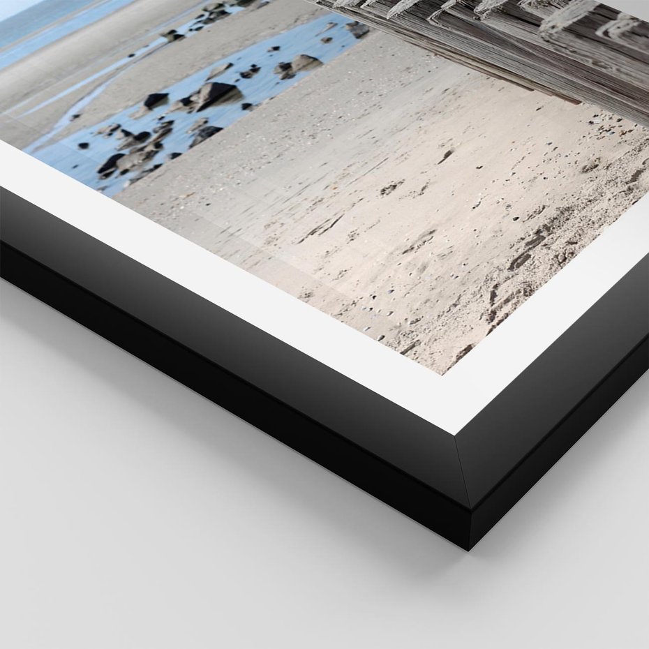 Plakat w ramie 40x50 - Fale na falochronie nad morzem - morze, falochron - rama czarna