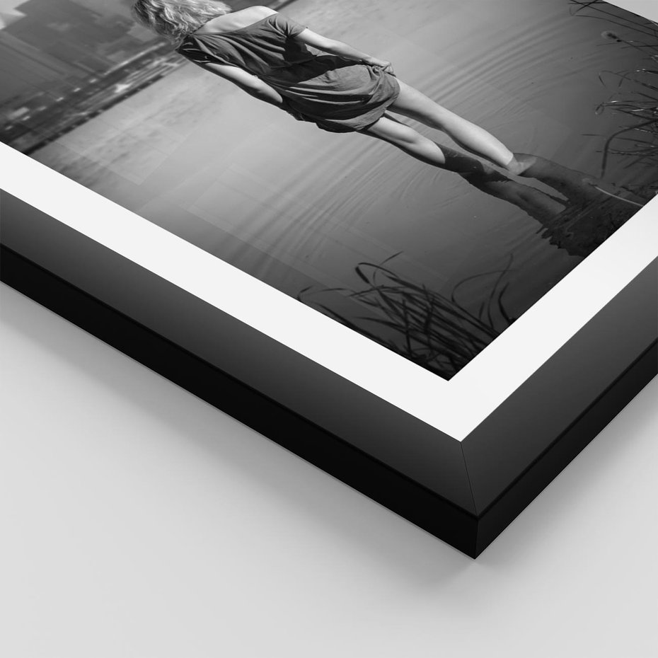 Plakat w ramie 30x40 - Kapiel w Mieście - czarno białe zdjęcie, kobieta wchodzi do wody - rama czarna