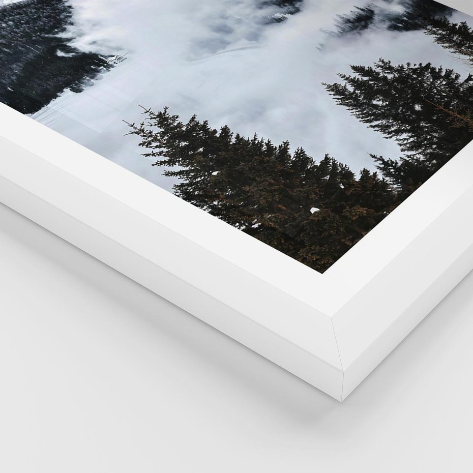 Plakat w ramie 30x40 - Zimowa Magia Gór: Śnieżne Szczyty - grajobraz górski, zima - rama biała