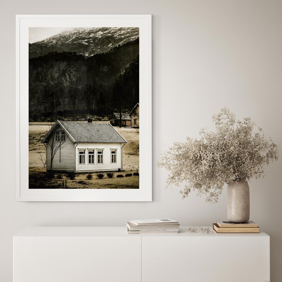 Plakat w ramie 40x50 - Ciepło i Urok Górskiego Domku - domek w górach, sepia - rama biała