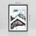 Plakat w ramie 50x70 - Domek w Górach w Białym Odcieniu - zima, domek w górach - rama czarna