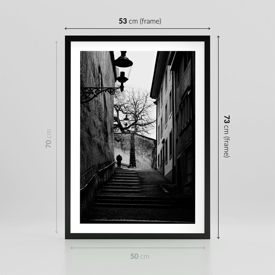 Plakat w ramie 50x70 - Ukryta Uliczka - czarno białe zdjęcie, schody - rama czarna