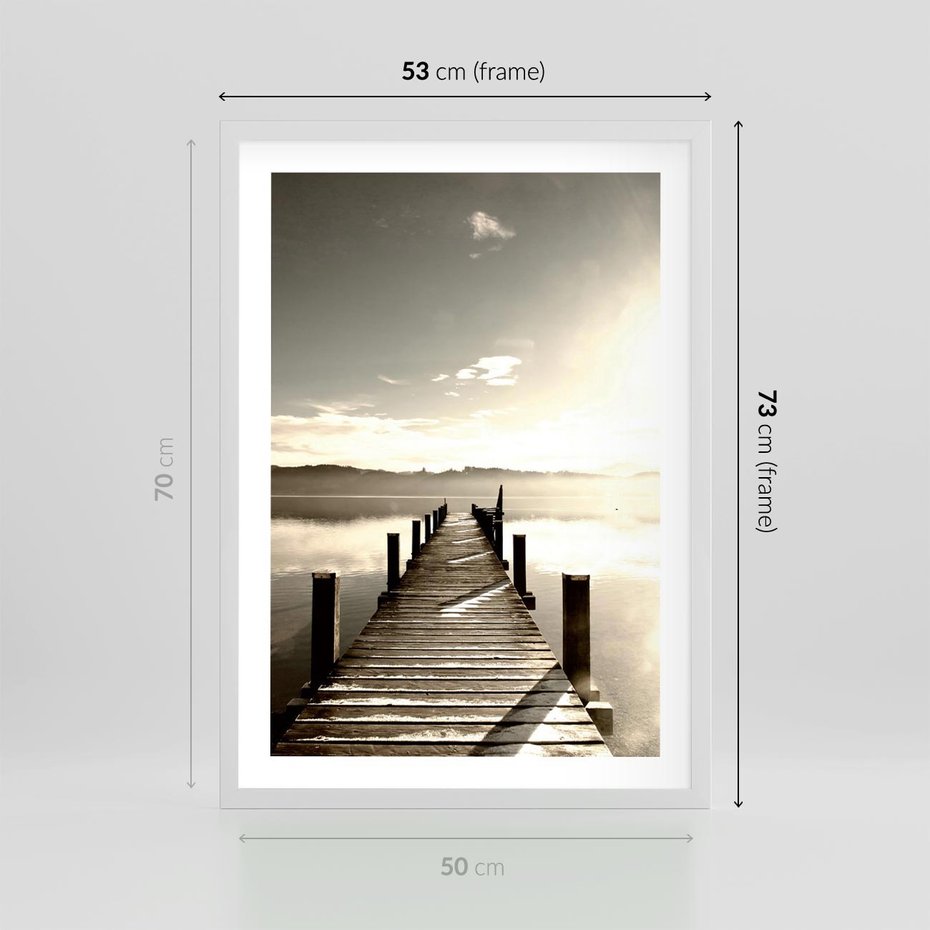 Plakat w ramie 50x70 - Mglisty poranek na pomostcie - pomost, mgła - rama biała