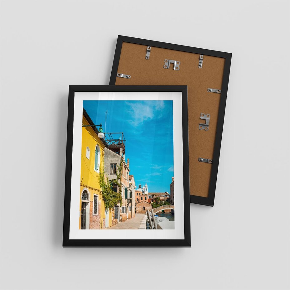 Plakat w ramie 30x40 - Przechadzka w Sercu Miasta - uliczka, perspektywa - rama czarna