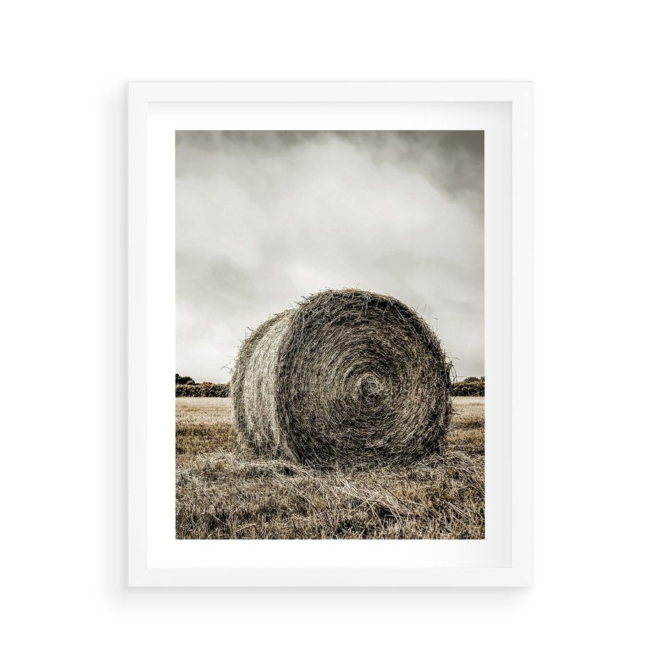 Plakat w ramie 40x50 - Siano w Sepii: Wiejska Tradycja - snopek siana, bela siana - rama biała