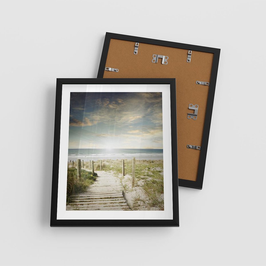 Plakat w ramie 40x50 - Błękitne morze na pomostach - morze, pomost - rama czarna