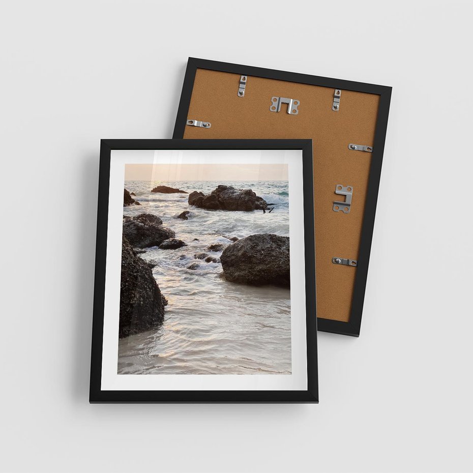 Plakat w ramie 40x50 - Dramatyczna Sceneria: Morze i Skały nad Brzegiem - fale, morze - rama czarna