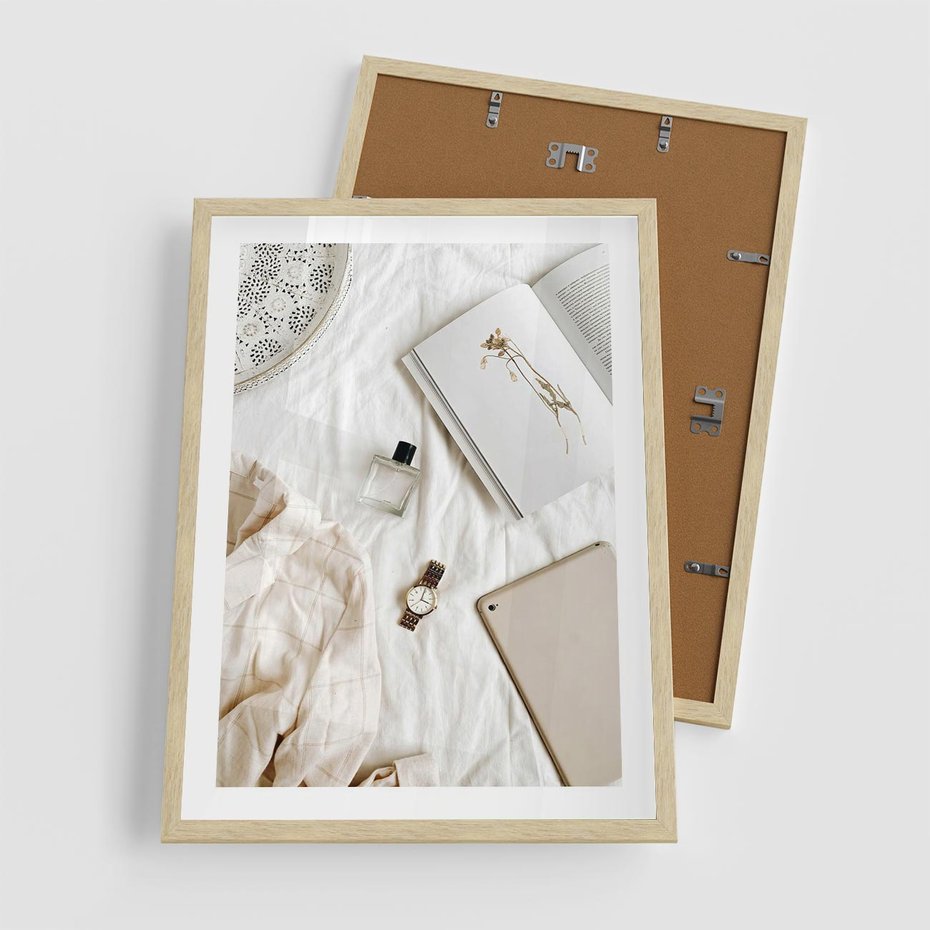 Plakat w ramie 50x70 - Perfumy, Książka i Moda - kobieca kompozycja, perfumy - rama drewno