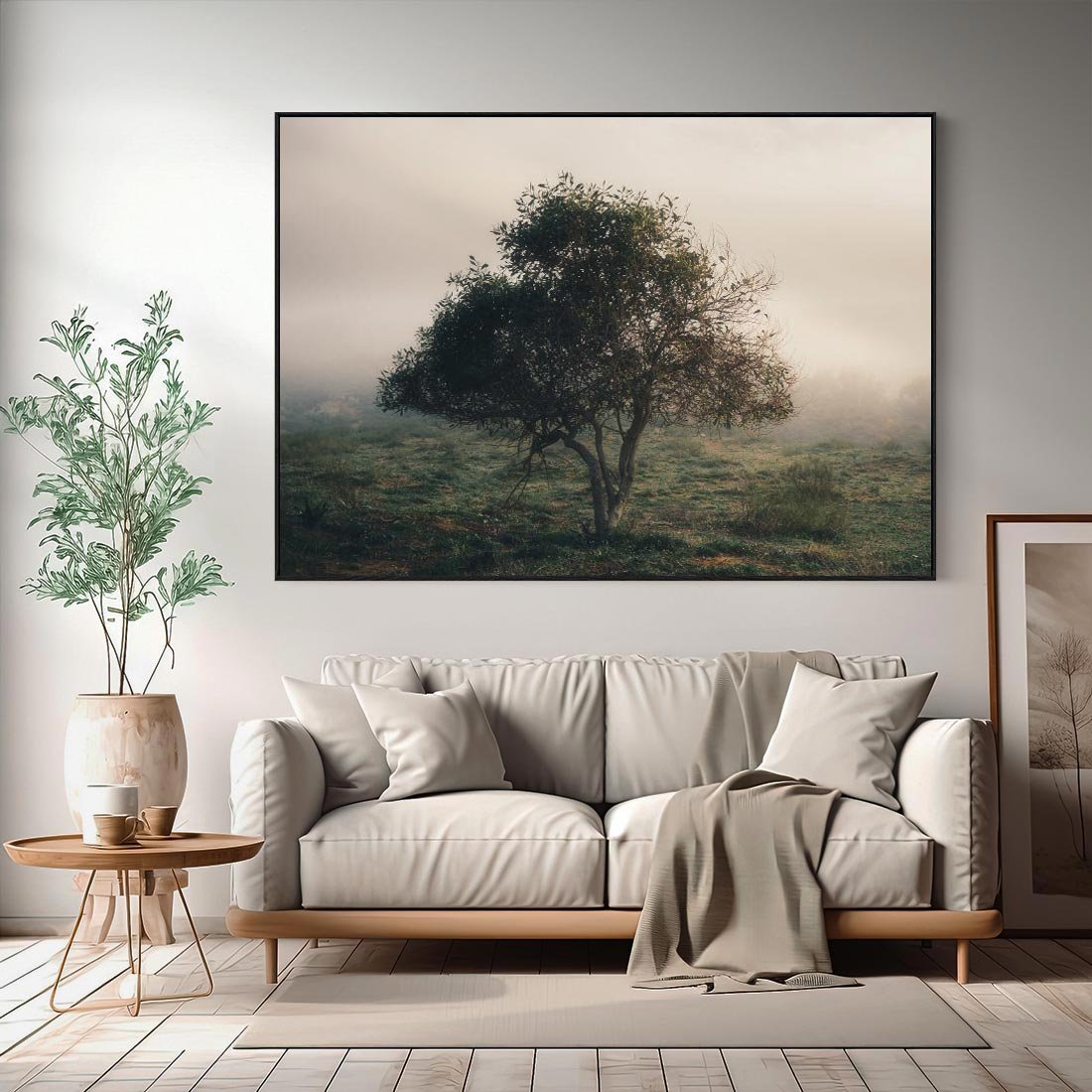 Obraz w ramie 100x70 - Zamglona Prostota - artystyczna fotografia, samotne drzewo na zamglonej łące - rama czarna