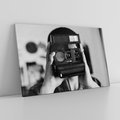 Obraz na płótnie 120x80 - Mężczyzna za Aparatem - czarno białe zdjęcie, portret