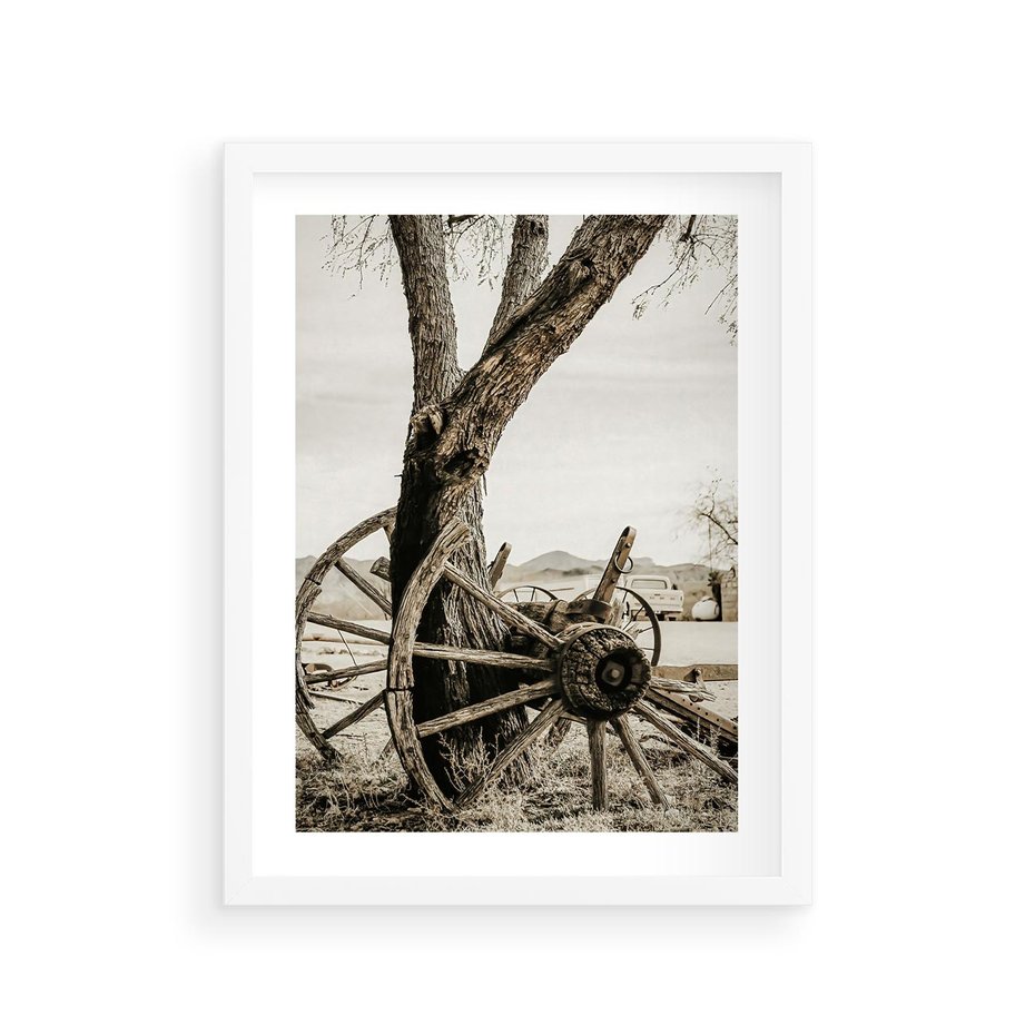 Plakat w ramie 30x40 - Rustykalna Tradycja - koło starego wozu, rustykalny styl - rama biała