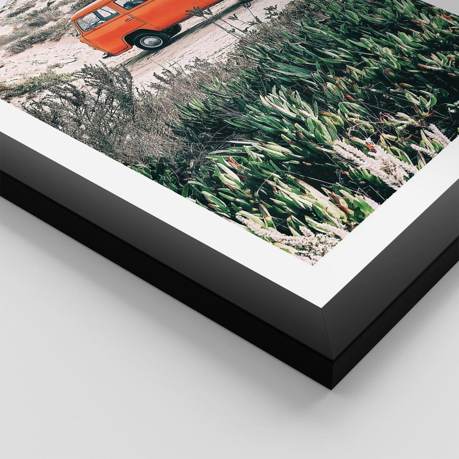 Plakat w ramie 50x70 - Podróże po Pustyni - stary samochód van, pomarańczowy - rama czarna