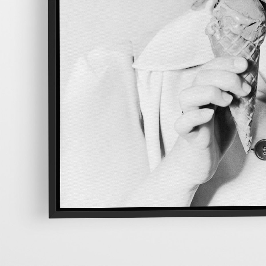 Obraz w ramie 50x70 - Pyszny Deser - retro zdjęcie, czarno białe - rama czarna