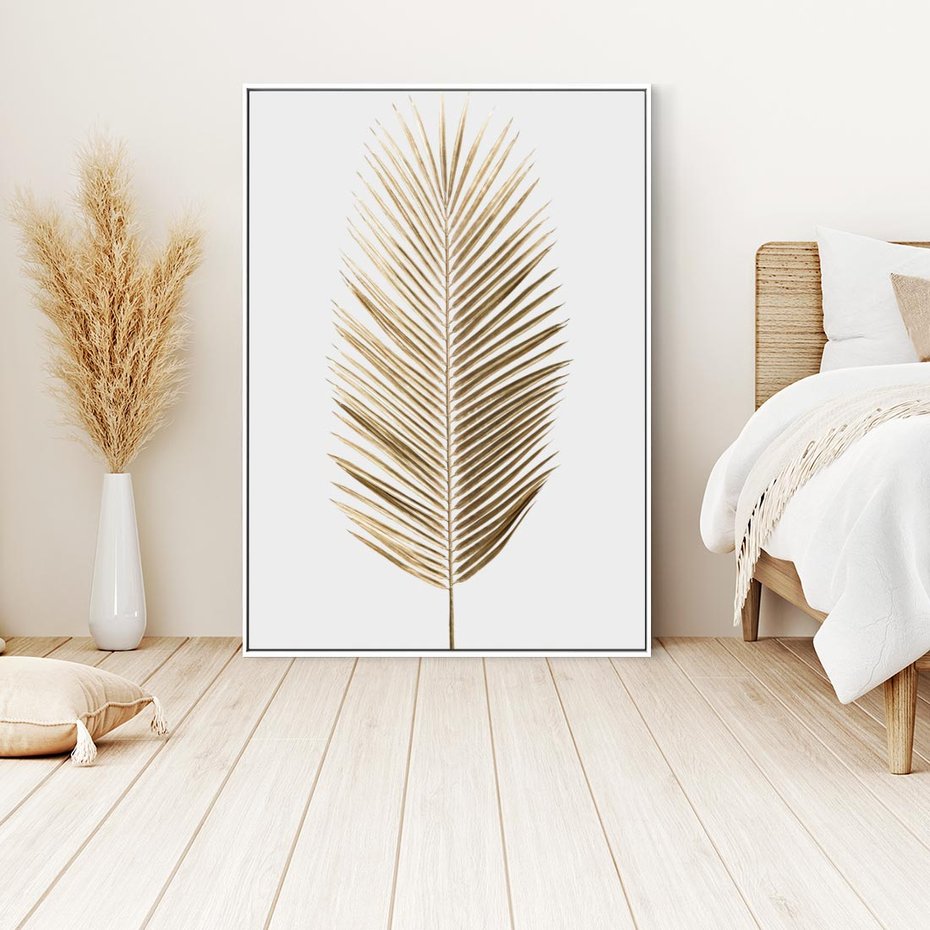 Obraz w ramie 80x120 - Złoty blask palmowego liścia - złota, palma - rama biała