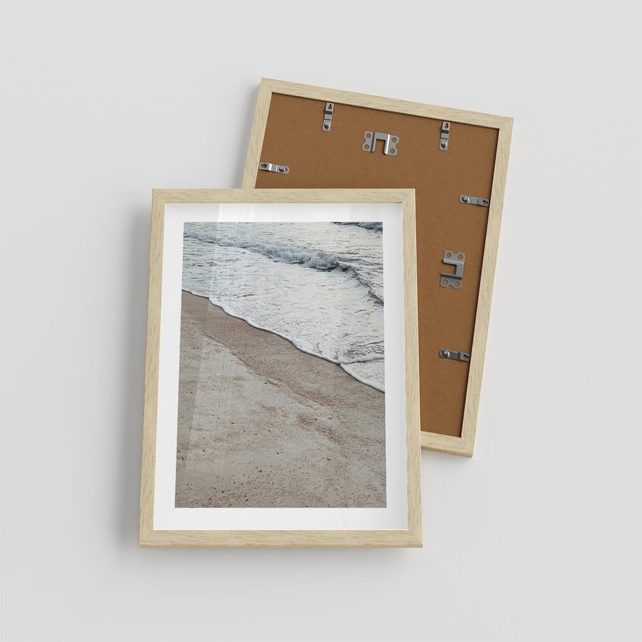 Plakat w ramie 30x40 - Brzeg Morza: Malownicza Plaża i Fale - morze, plaża - rama drewno