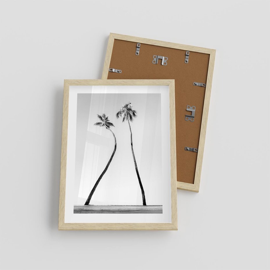 Plakat w ramie 30x40 - Samotne Palmy - czarno biała fotografia, dwie samotne palmy - rama drewno