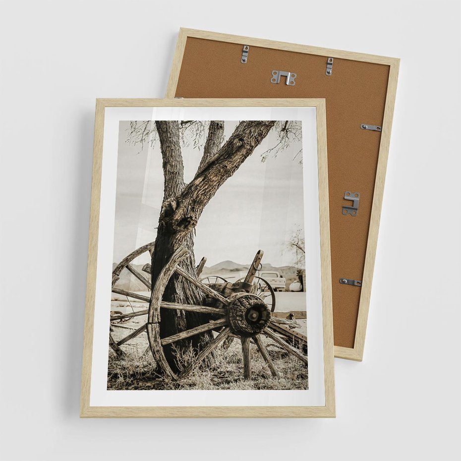 Plakat w ramie 50x70 - Rustykalna Tradycja - koło starego wozu, rustykalny styl - rama drewno