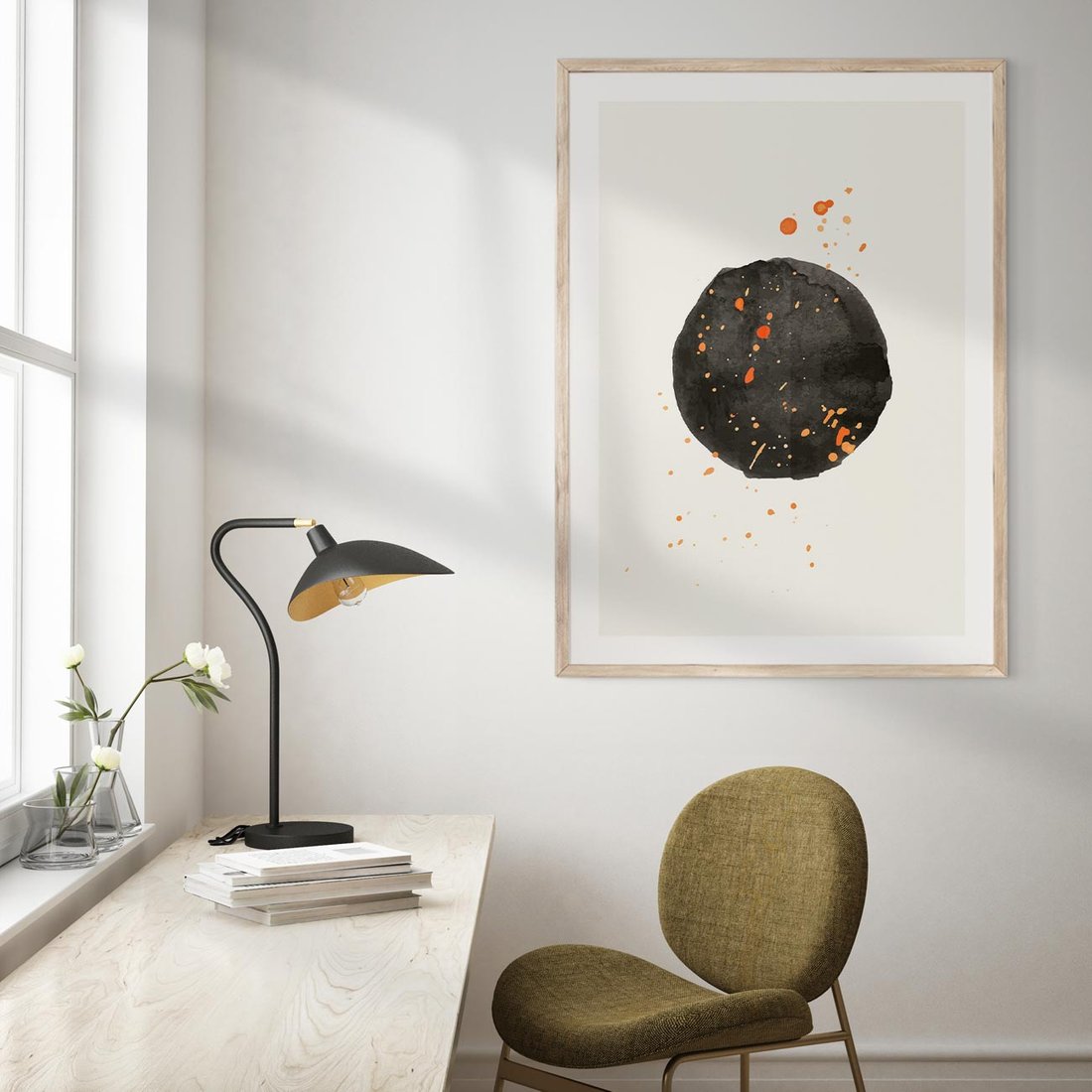 Plakat w ramie 30x40 - Wibracje Kolorów - abstrakcyjna czarna plama, rozsiane pomarańczowe kropki - rama drewno