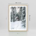 Plakat w ramie 50x70 - Spokój Zimowej Przygody w Lesie - domek w górach w lesie, zima - rama drewno