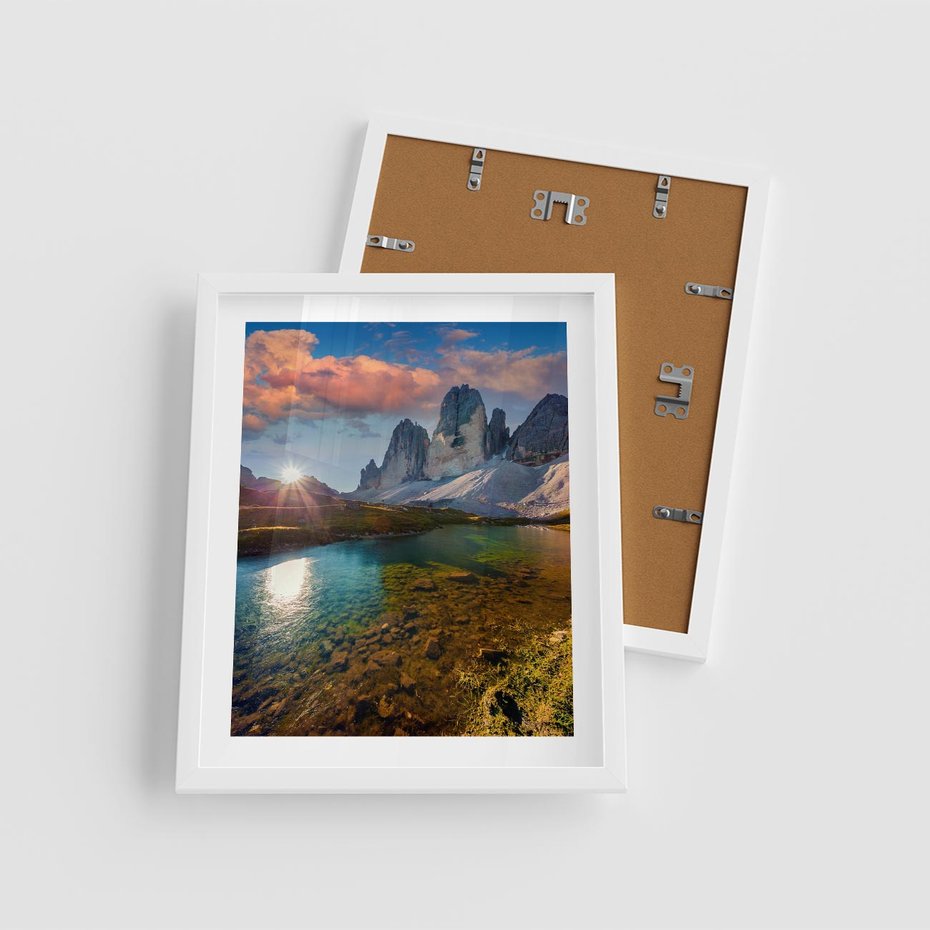 Plakat w ramie 40x50 - Jezioro wśród majestatycznych gór - jezioro, góry - rama biała