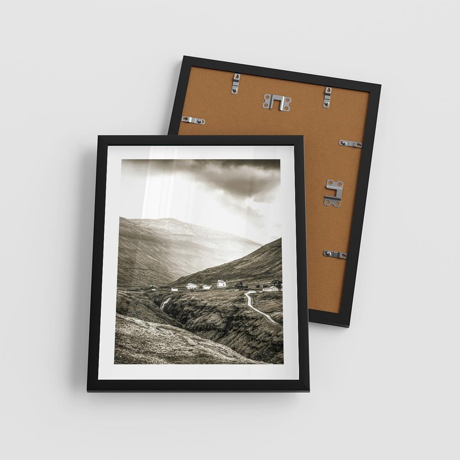 Plakat w ramie 40x50 - Domki w Górach - czarno biała fotografia, górski pejzaż - rama czarna