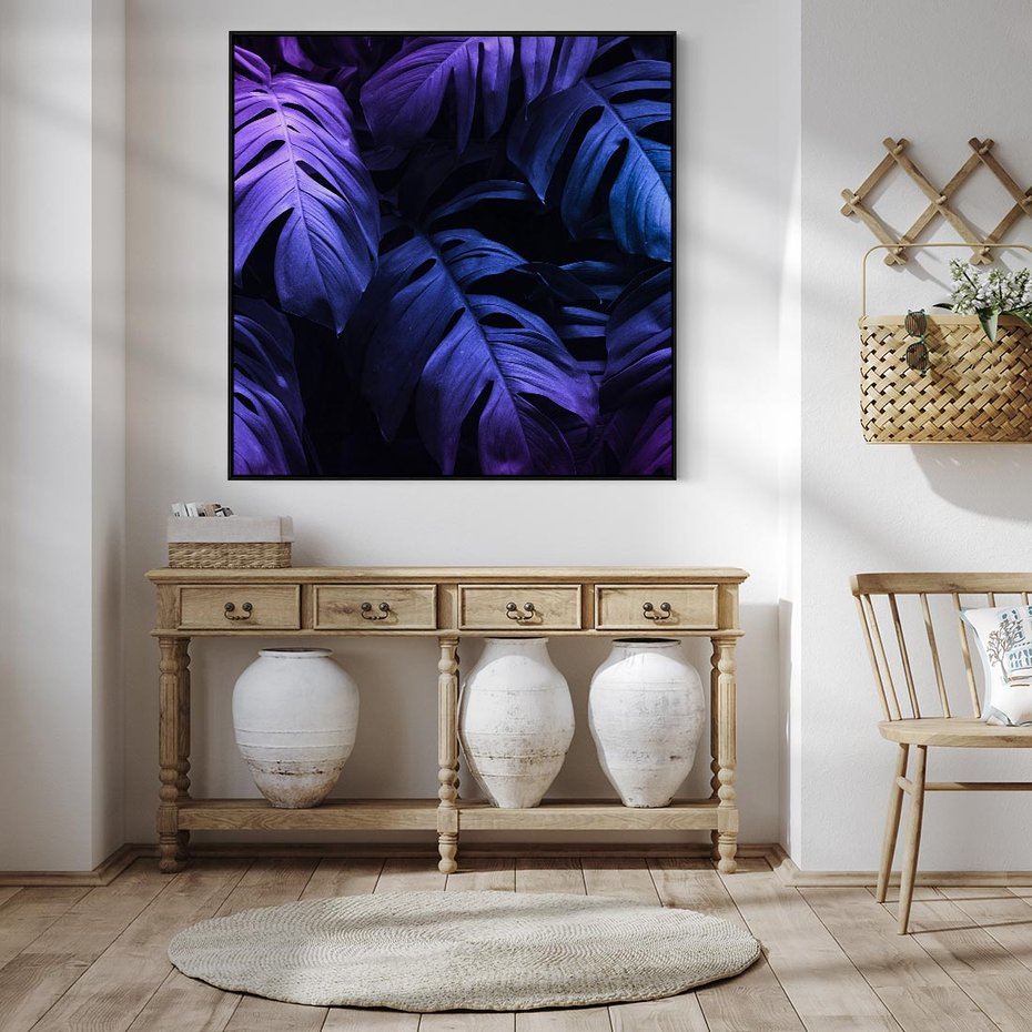 Obraz w ramie 50x50 - Mroczna Magia Dżungli - mroczna grafika, fioletowe liście monstery na czarnym tle - rama czarna