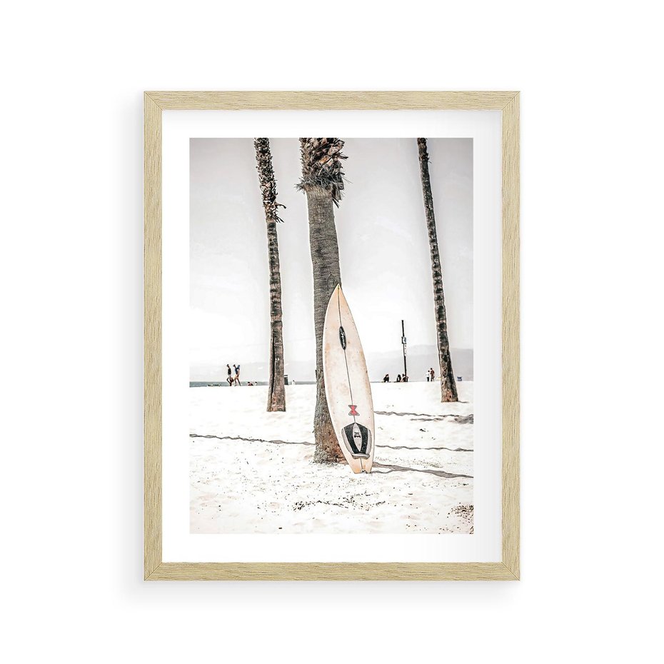 Plakat w ramie 30x40 - Plażowy Relaks - deska surfingowa, oparta o palmę - rama drewno