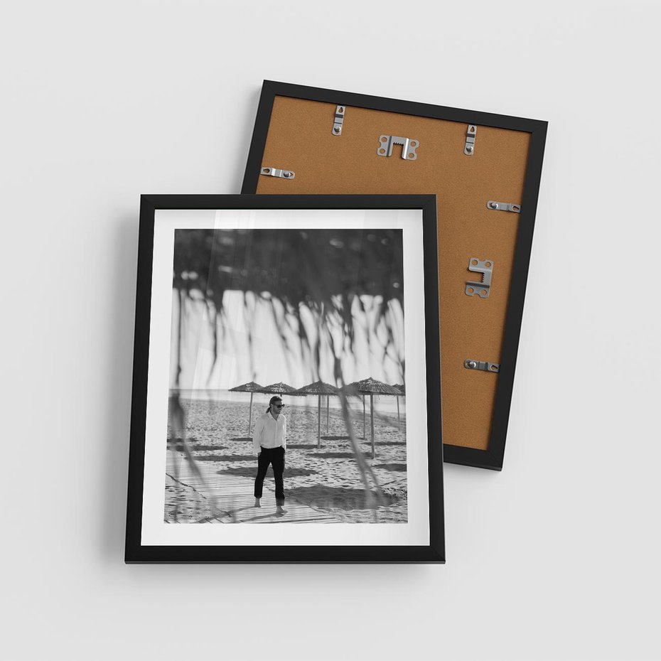 Plakat w ramie 40x50 - Wakacyjny Spacer - czarno białe zdjecie, plaża - rama czarna