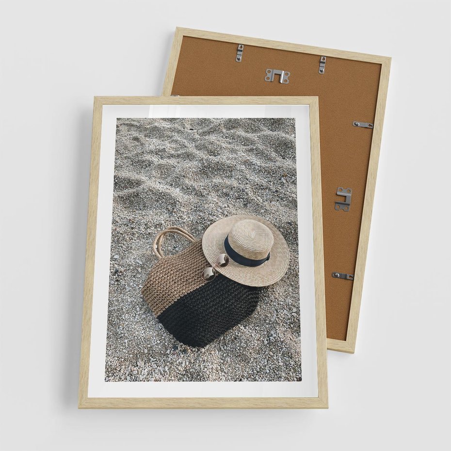 Plakat w ramie 50x70 - Plażowe Przygotowania - torba plażowa, kapelusz - rama drewno