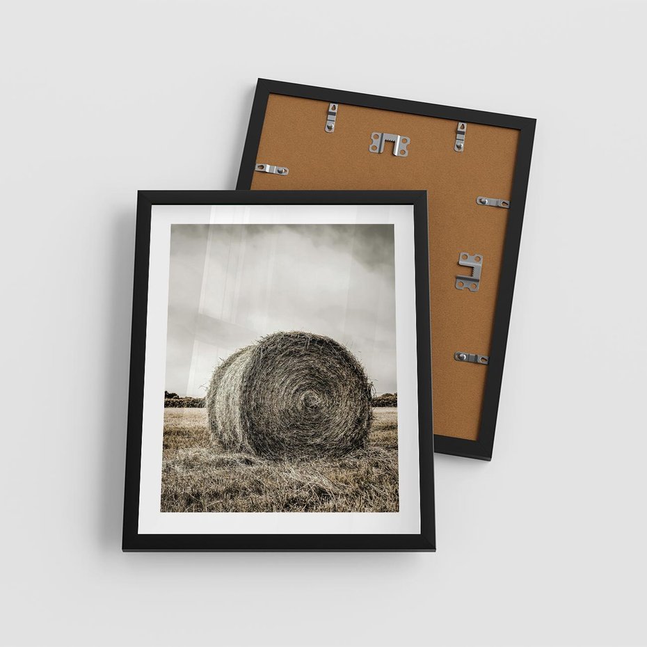 Plakat w ramie 40x50 - Siano w Sepii: Wiejska Tradycja - snopek siana, bela siana - rama czarna
