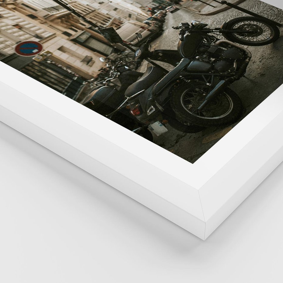 Plakat w ramie 30x40 - Ducha Przygody - motor, uliczka - rama biała