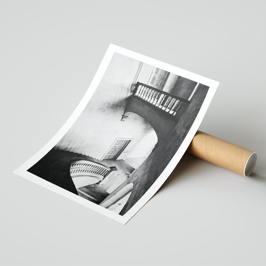 Plakat bez ramy 21x30 - Po Schodach w Dół - czarno białą fotgrafia, zakręcone schody w starek kamienicy