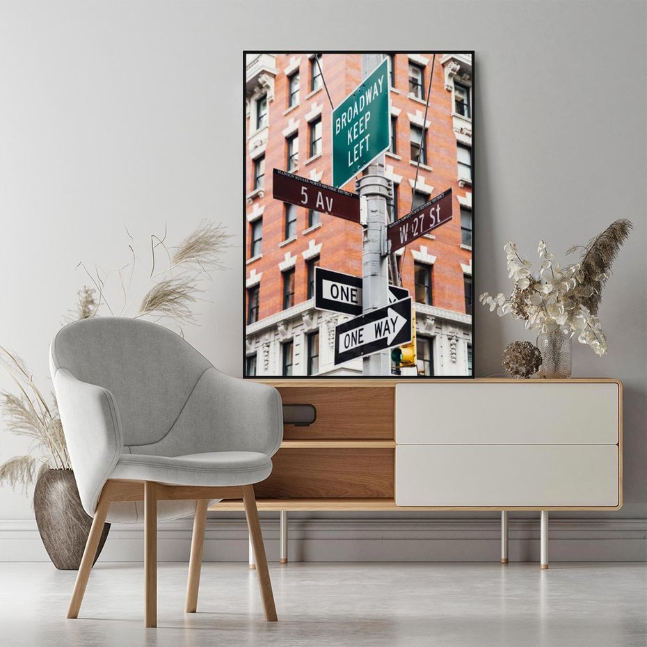 Obraz w ramie 50x70 - Namiastka wielkiego miasta - Nowy Jork, drogowskaz - rama czarna