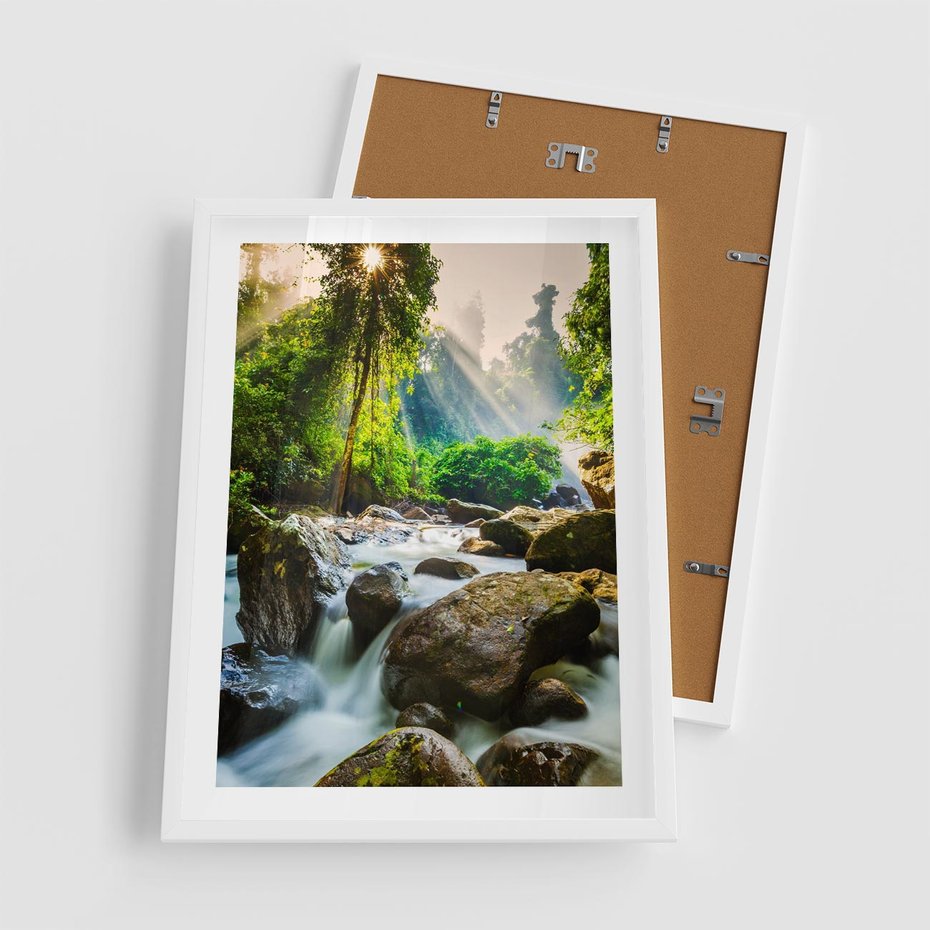 Plakat w ramie 50x70 - Idylliczny strumyk w urokliwym lesie - strumyk, las - rama biała