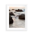 Plakat w ramie 40x50 - Dramatyczna Sceneria: Morze i Skały nad Brzegiem - fale, morze - rama biała