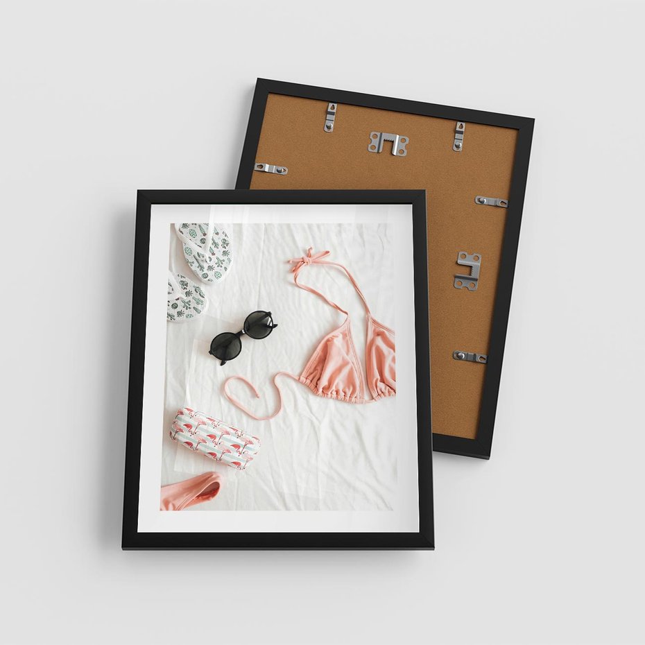 Plakat w ramie 40x50 - Letnia Elegancja na Plaży - kompozycja, elementy stroju na plażę - rama czarna