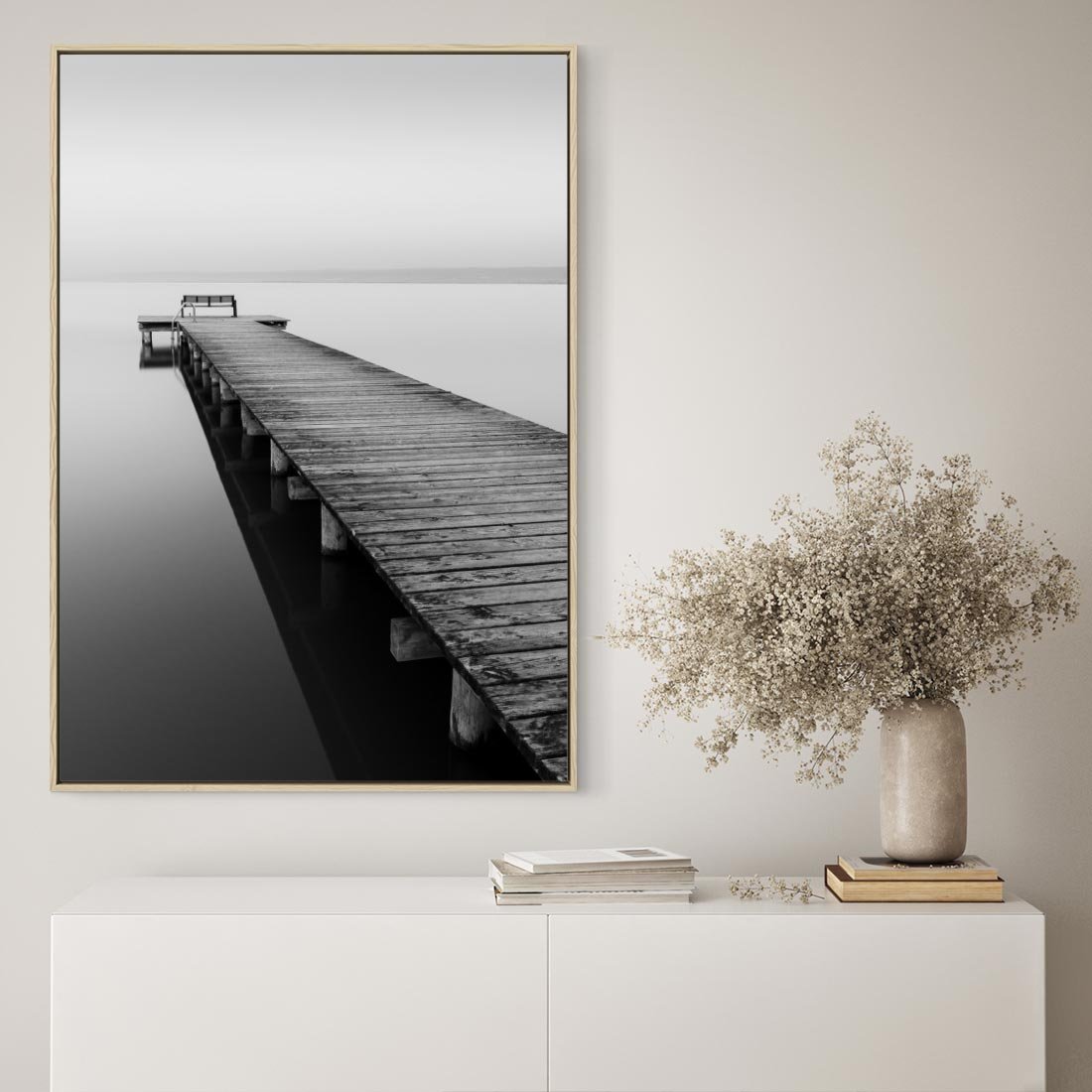 Obraz w ramie 80x120 - Mglista Perspektywa - czarno biała fotografia, drewniany pomost na jeziorze - rama drewno