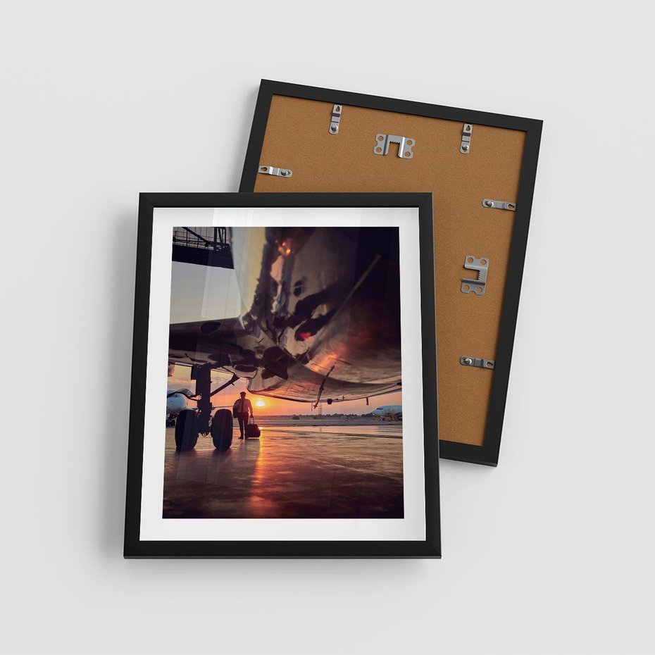 Plakat w ramie 40x50 - Podróż ku Zachodzącemu Słońcu - samolot, scena na lotnisku - rama czarna